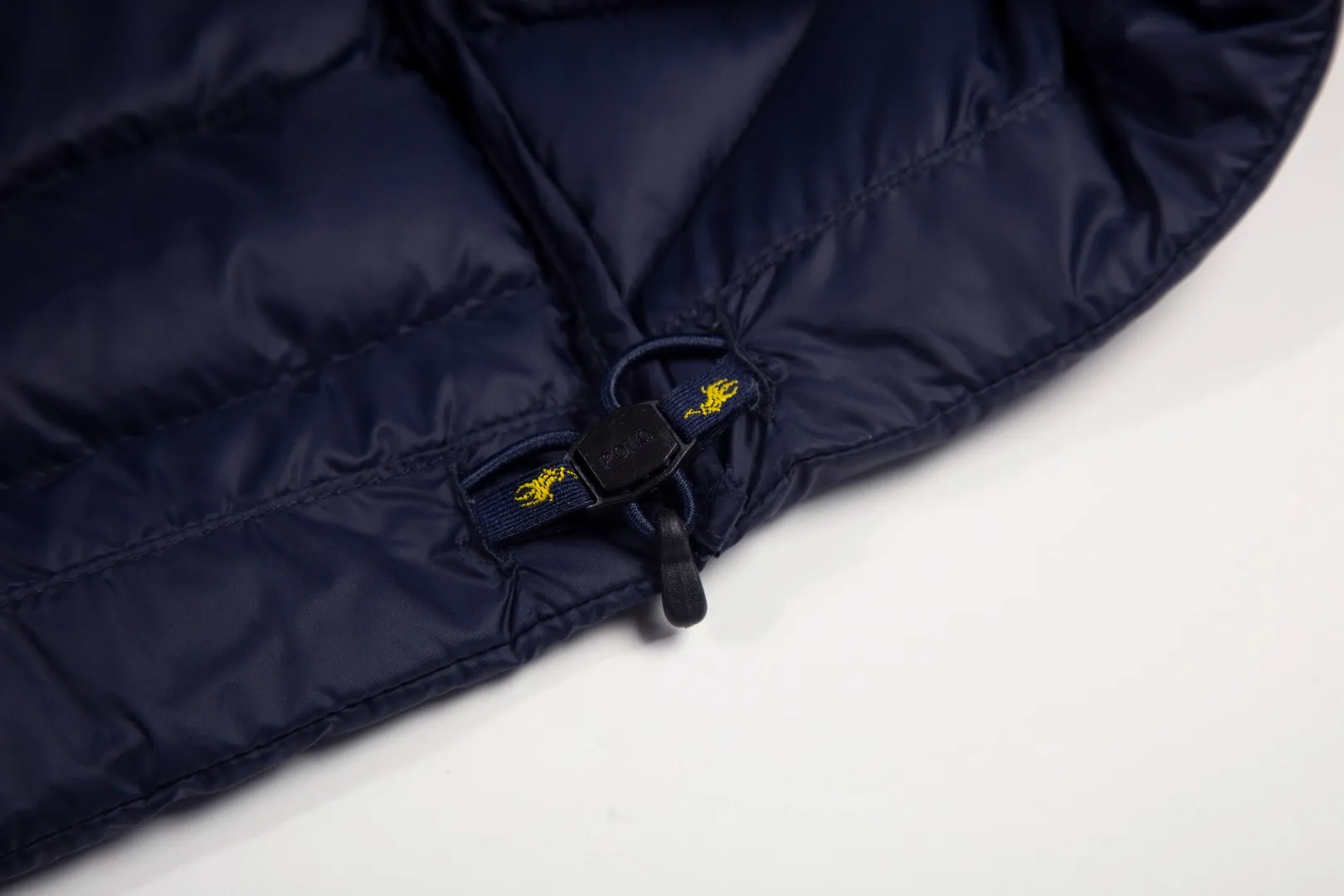 P560 White background picture [Popular in winter] Style number: 25115# Color: black/navy/grey apricot Size: S-XL - Ralph Lauren/Ralph Lauren 2025FW Winter popular half-covered high-collar hooded lightweight gall-free rib down jacket - the same as the original 400T gall-free nylon on the face Elastic hemming restraint Lightweight technological warmth - corn tooth high-quality resin zippers Large and small partition zippers Single version, single opening - ingenious restoration, full set of customized hardware and accessories, all details processed 100% - RL Ralph Lauren classic light rib down jacket. With the blessing of 25 years of rib fire, it firmly sits in the C position of this autumn and winter wardrobe. It has a light and fluffy touch. There is almost no burden on the upper body. One piece for winter in the south. It can be used as an inner layer in the north. The hood/hem can be flexibly adjusted for tightness. It can be worn for daily commuting or light outdoor scenes while keeping warm. It can also present a smart and lightweight style and texture. Regular fit. Genderless upper body. Highly recommended.